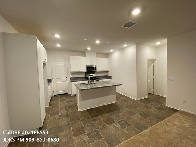 Building Photo - Fontana 3 Bedroom Home