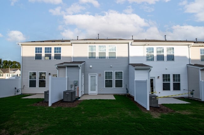 Building Photo - 3 Bedroom Townhome with Garage Angier