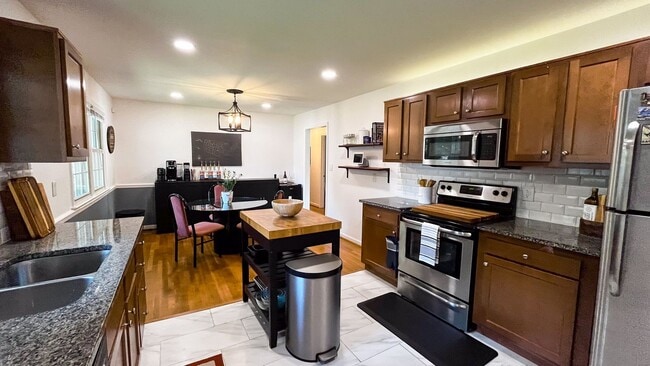 Building Photo - Updated Brick Ranch - Move In Ready!