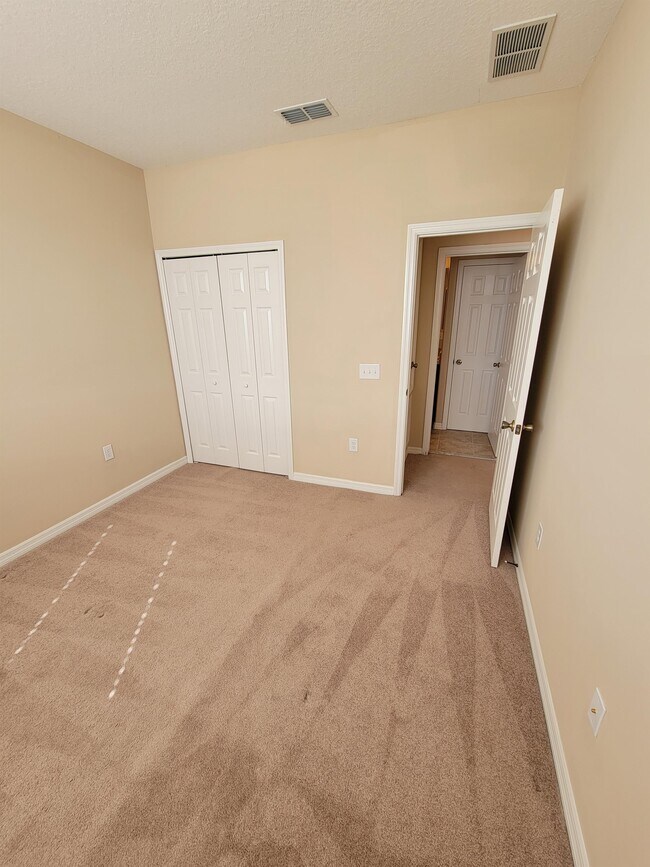 Building Photo - 2223 Seven Oaks Dr