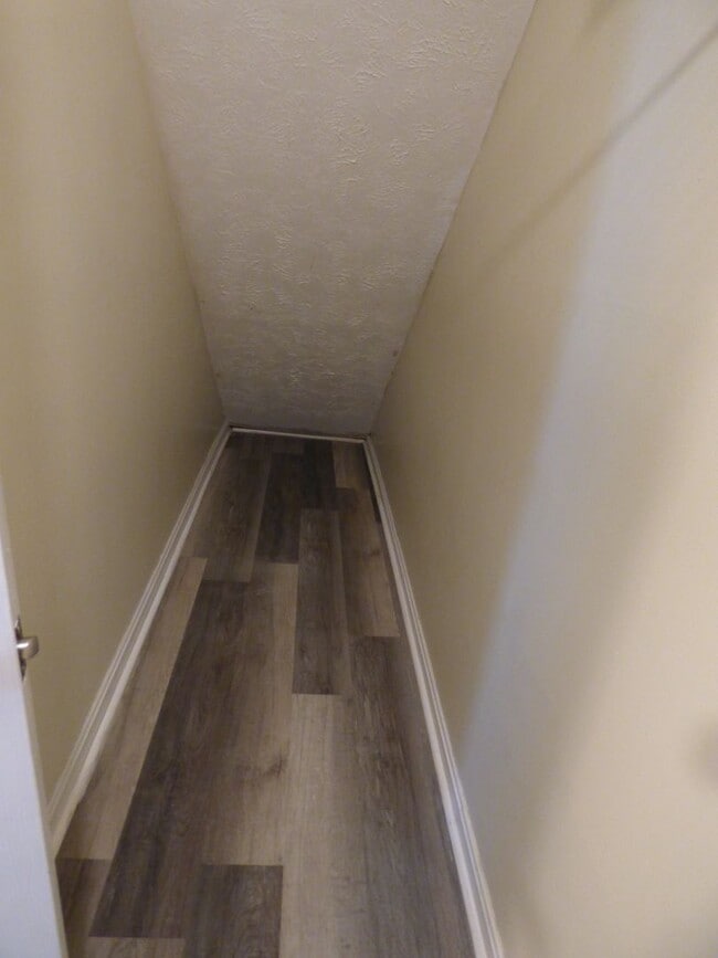 Building Photo - Beautiful Townhouse! All Electric, Washer/...