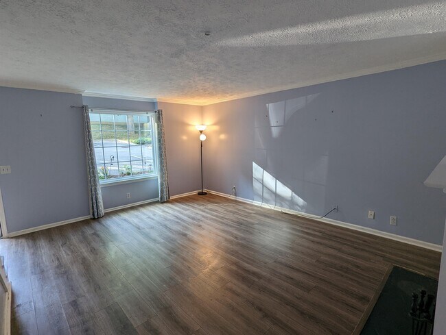 Building Photo - 215 Hickory Forge Dr