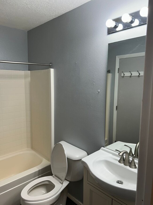 Building Photo - Smokey Lanes Condo, upper level, 1 bedroom...