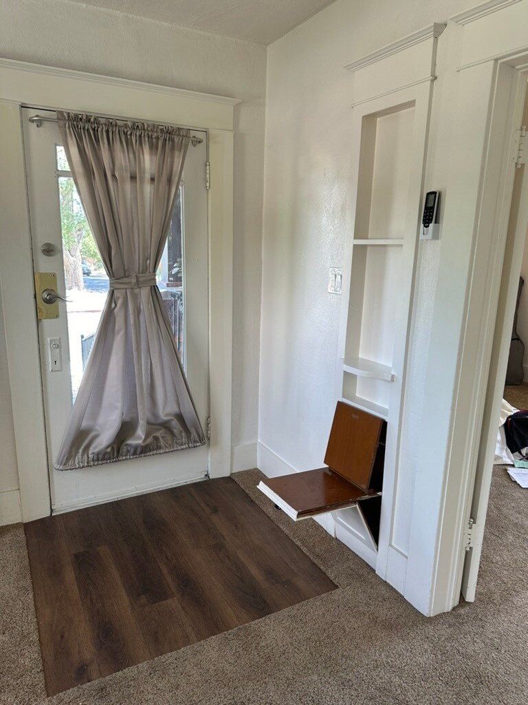 Building Photo - 609 W 11th St