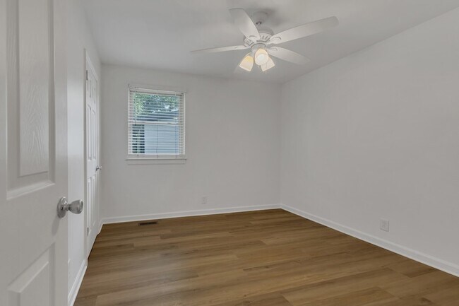 Building Photo - 1610 17th Ave N