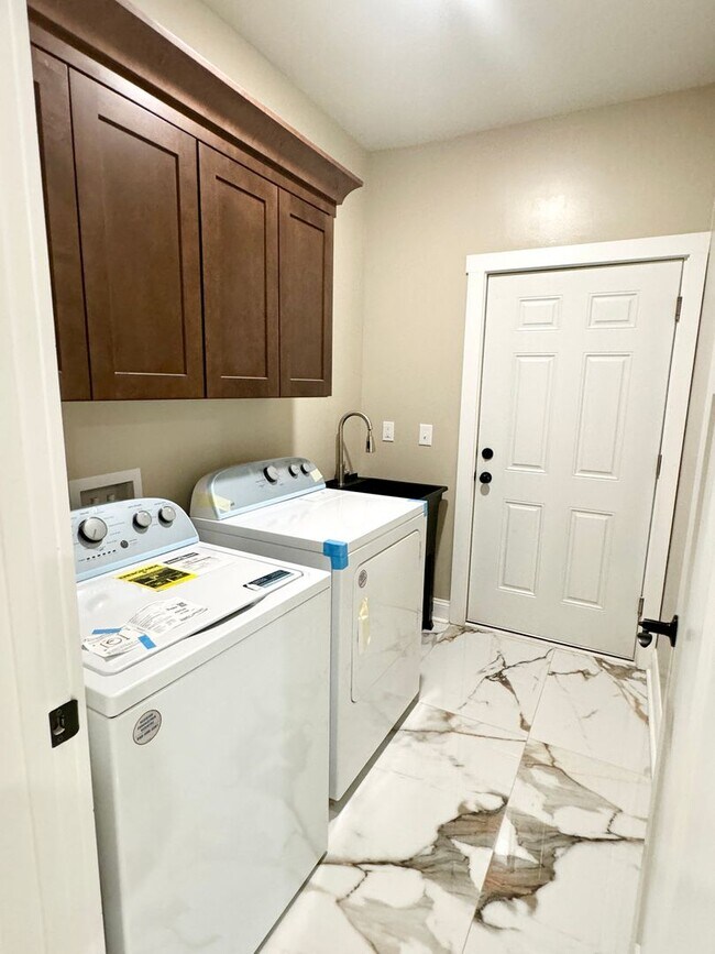 Building Photo - Beautiful 4 Bedroom, 3 Bath home located in Myrtle Grove Plantation!