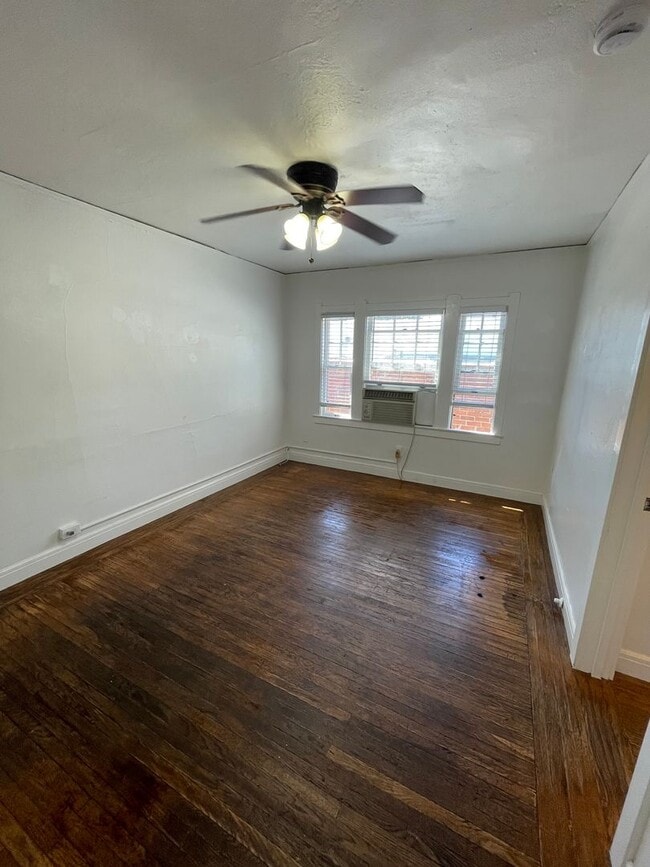 Building Photo - Charming Midtown Studio - 24th Street & J ...