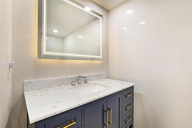 Building Photo - 2800 N Ocean Dr