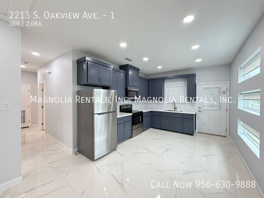Building Photo - 2213 S Oakview Dr