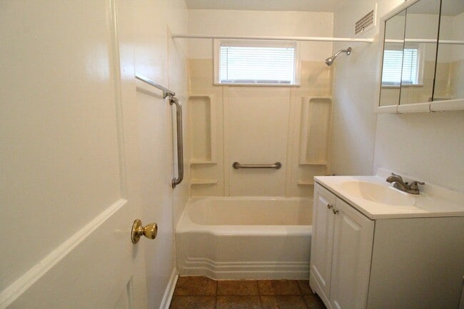 Building Photo - 1 Bedroom 1 Bath Duplex in Navy Hill Area ...