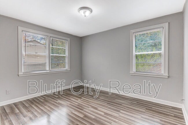 Building Photo - 716 Loeb St