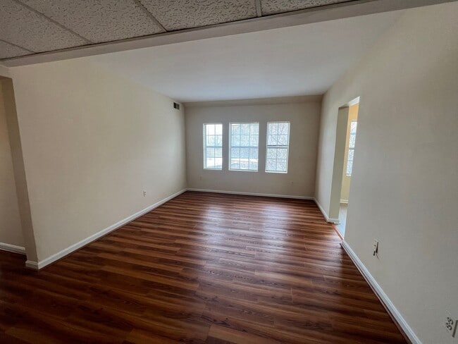 Building Photo - Large 2 bedroom, 1 bathroom condo, just mi...