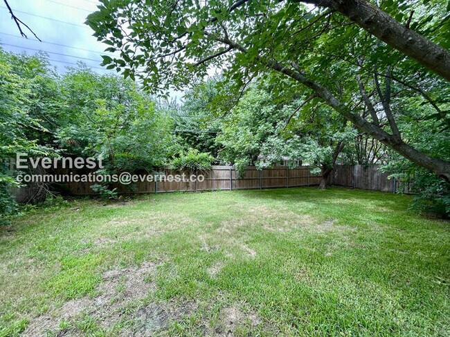 Building Photo - Limited Time Special Offer / 3 Bed, 2 Bath Home with Garage / Pet-Friendly / Available Now!