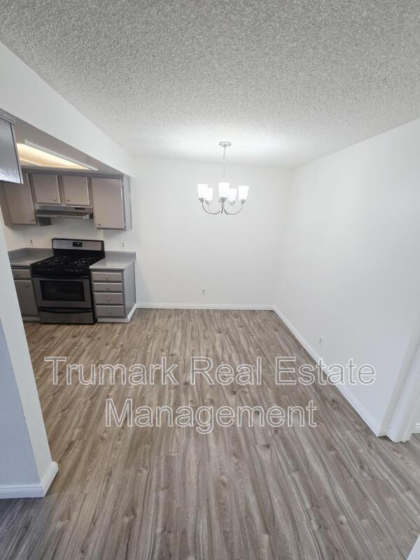 Building Photo - 553 E Orange Grove Ave