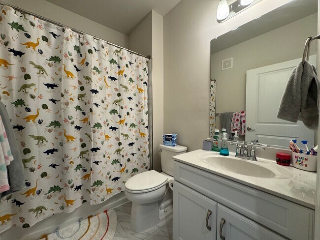 Building Photo - Stylish 2 Bed 2 Bath Condo With Den & Balc...