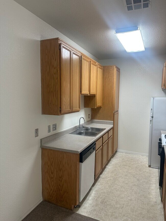 Building Photo - NE Near Nellis! Gated! Community Pool, Spa...