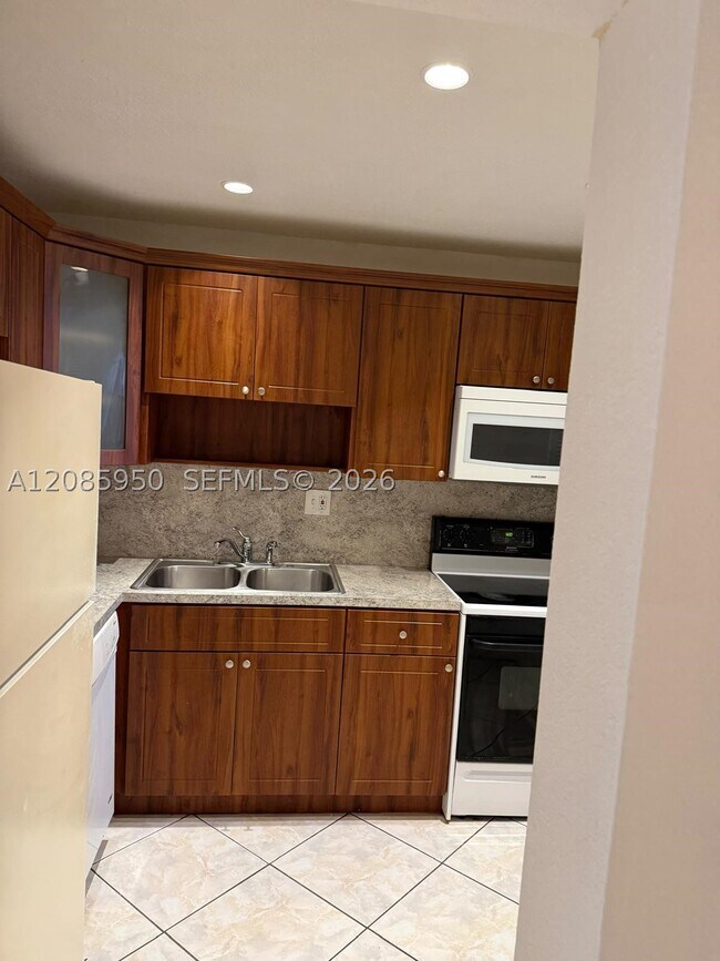 Building Photo - 8040 N Colony Cir