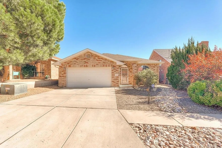 Primary Photo - 9216 Saguaro St NW