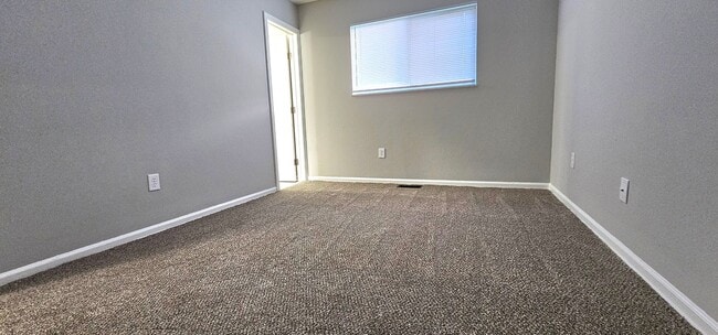 Building Photo - 3030-3032 Creekview Circle
