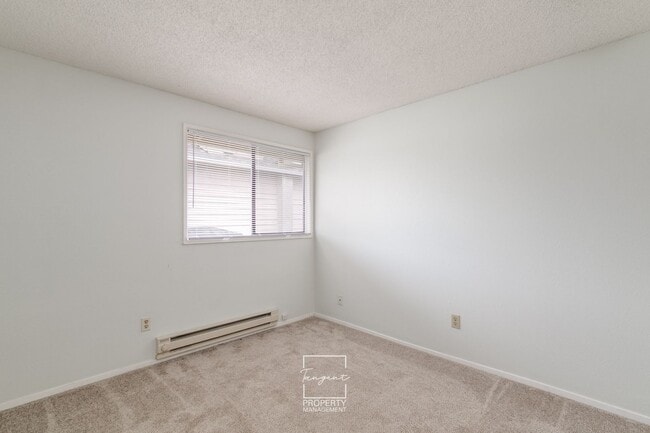 Building Photo - Irvington 2 BR - Great Location, Great Space!