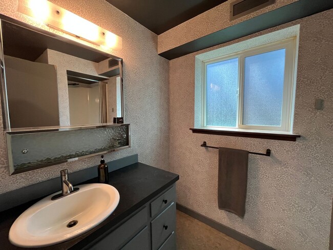 Building Photo - Midcentury modern 4-bedroom, 3-bathroom ho...