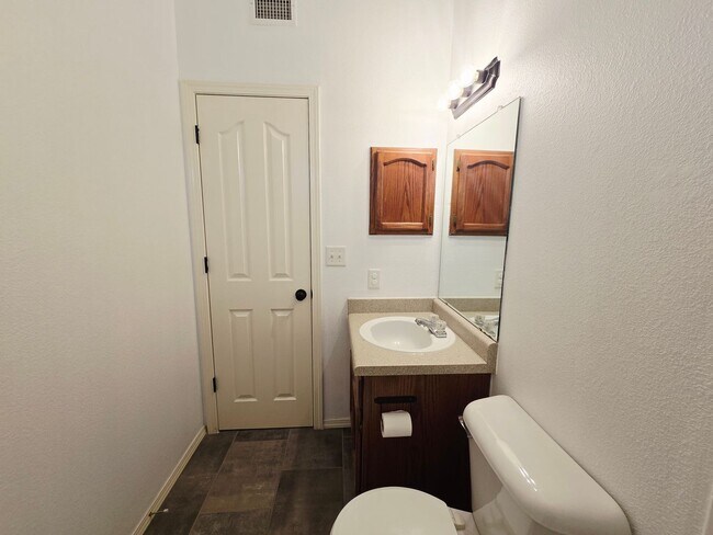 Building Photo - Charming 3 bedroom, 2.5 bath home in West ...