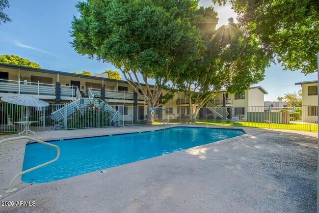 Building Photo - 721 E Montebello Ave