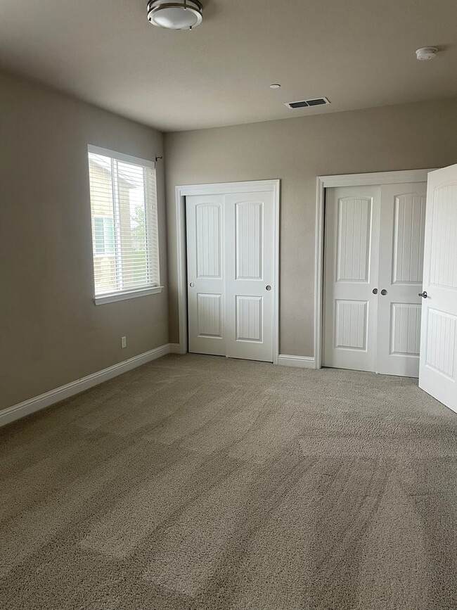Building Photo - Holiday Move-In Special! $200 OFF 1st MONTH RENT!!