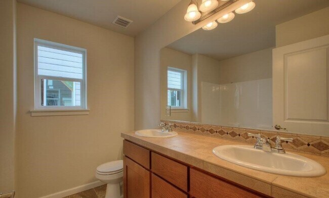 Building Photo - WELCOME HOME!!!! 5 Bedroom 2.5 Bath