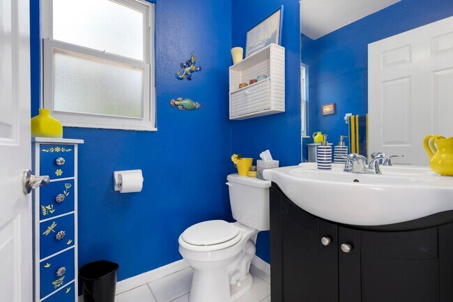 Building Photo - ** STUNNING 4 BEDROOM 2 FULL BATH/ 2 HALF BATH HOME WITH A PRIVATE POOL LOCATED JUST MINUTES FROM...