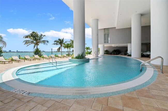 Building Photo - 700 NE 24th St