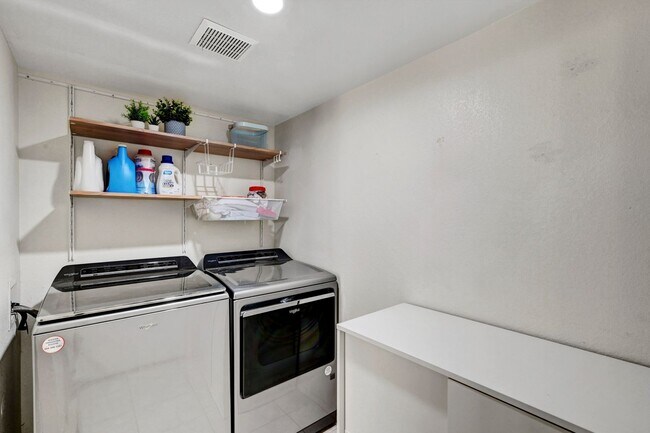 Building Photo - 2 Bedroom Condo w/ Patio & 1 Car Attached ...
