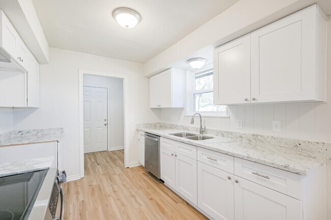 Building Photo - 802 Wright St