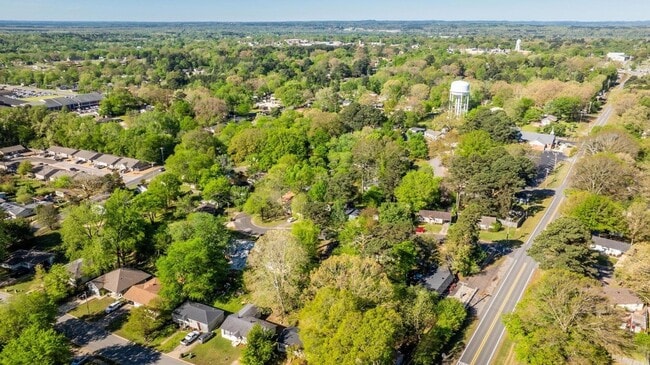 Building Photo - 713 Oakwood