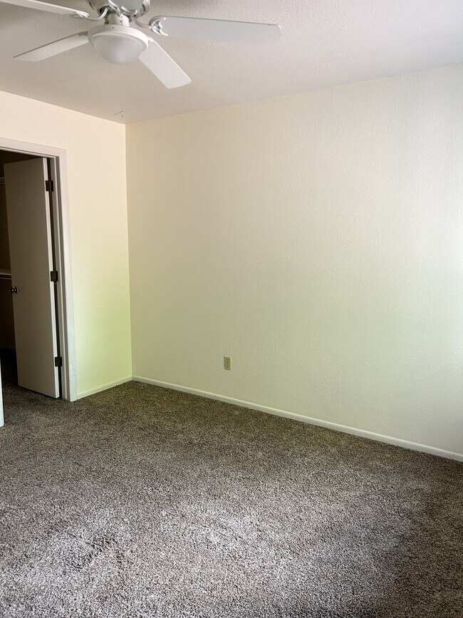 Building Photo - 3500 Rolling Green Dr