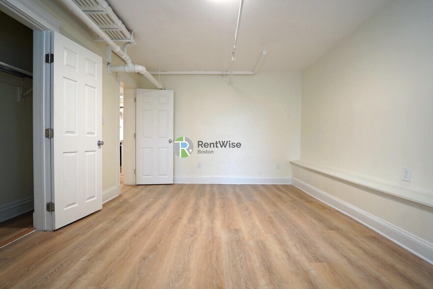 Building Photo - 6 Camelot Ct