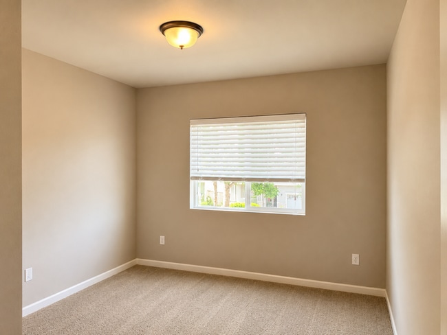 Building Photo - 3918 Southlake Dr SE