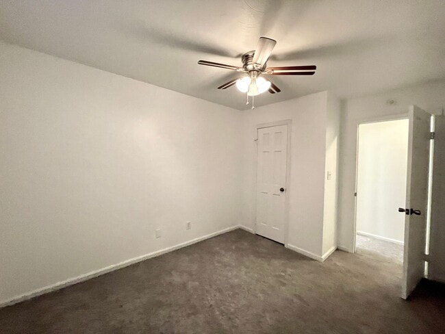 Building Photo - 3 bedroom townhome! Fenced backyard.