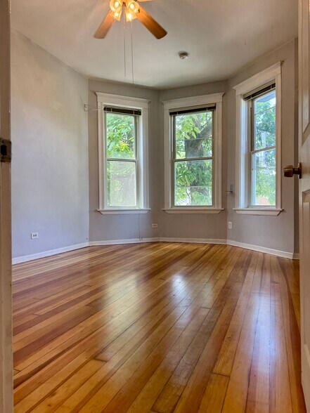 2nd floor - 1833 N Sawyer Ave