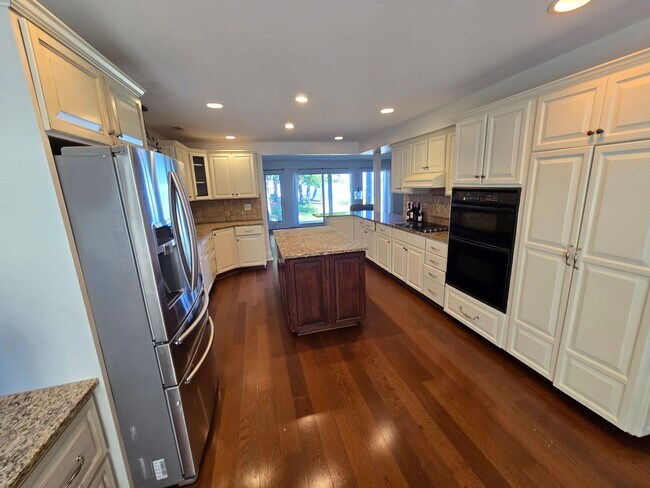 Building Photo - 7401 Mariner Cove Dr