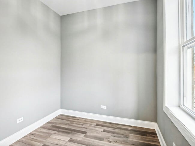 Building Photo - 1806 S Trumbull Ave