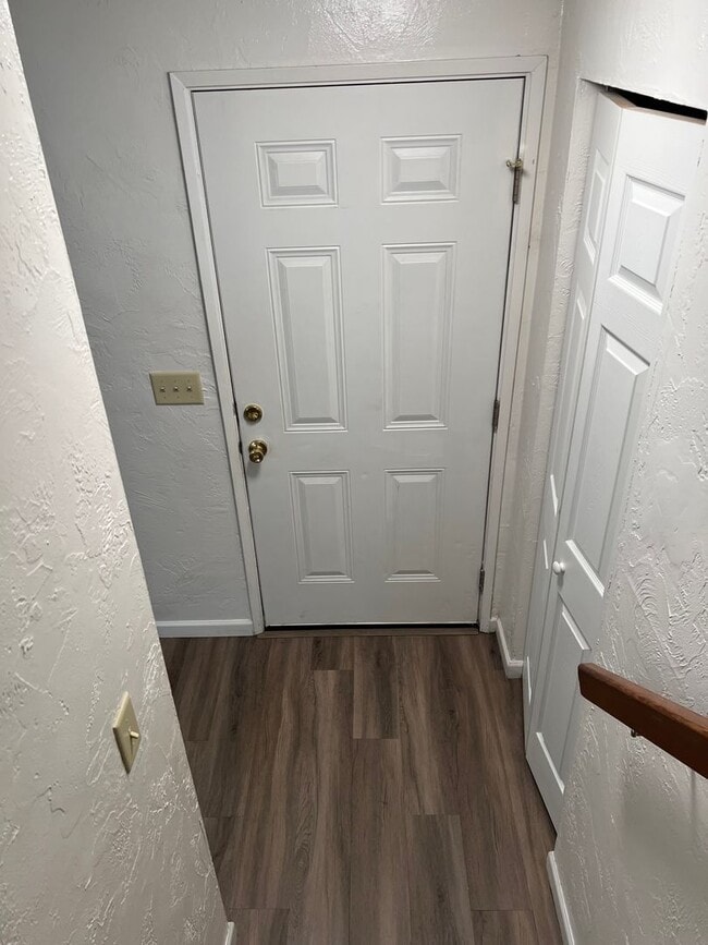 Building Photo - 2 bed 1 1/2 bath duplex in Springfield!
