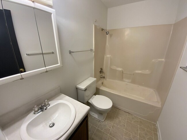 Building Photo - 3 Bedroom/1.5 bathroom Duplex