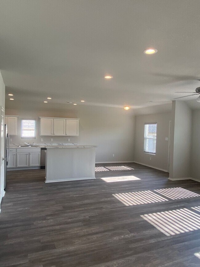 Building Photo - *NOW PRELEASING!*  Four Bedroom | Two Bath Home in Walcott Springs