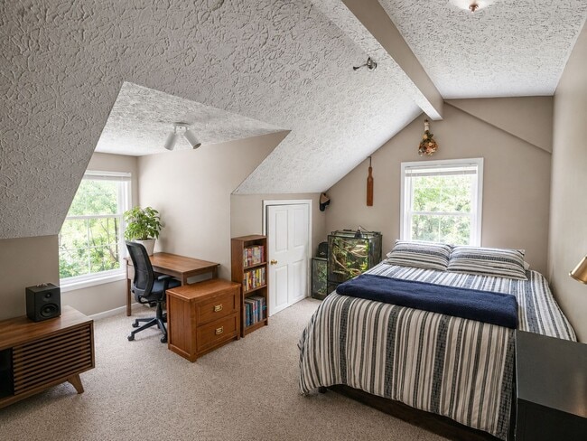 Building Photo - 802 Golfview Dr