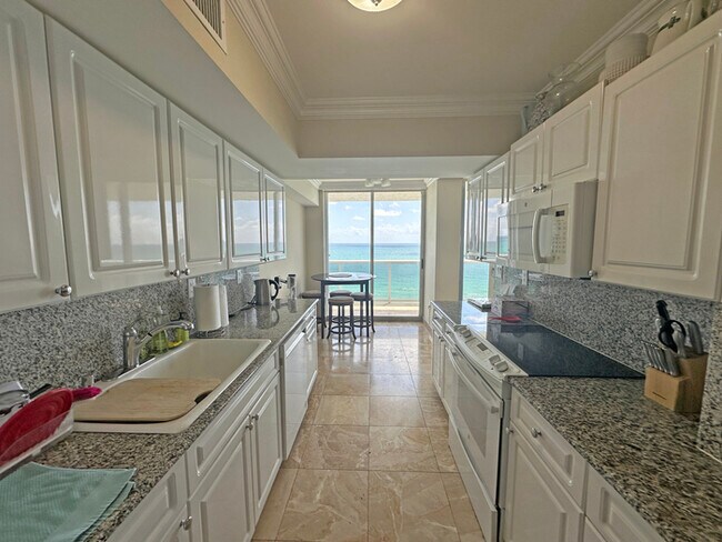 Building Photo - Stunning furnished 3-bedroom, 3-bathroom c...