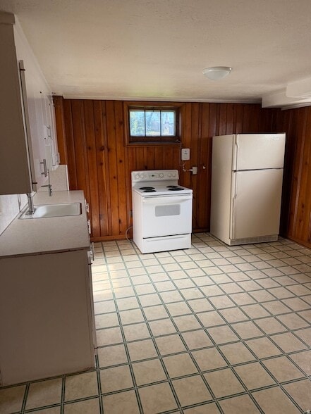 Building Photo - 3546 S Van Buren Ave