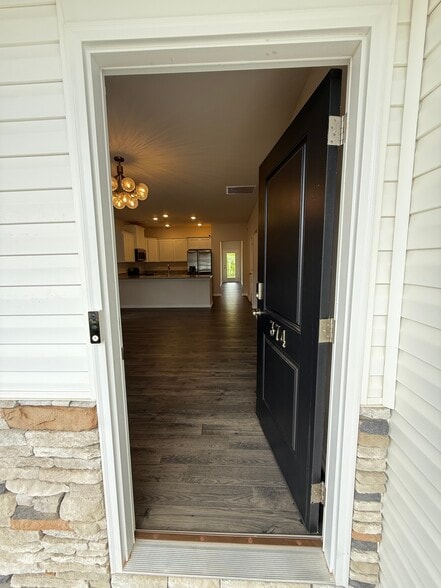 Building Photo - 374 Highline Trl