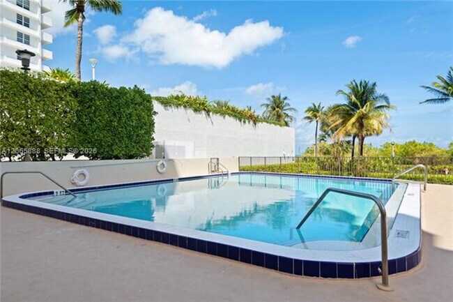 Building Photo - 1621 Collins Ave