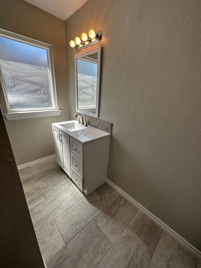 Building Photo - 2010 S Milam St